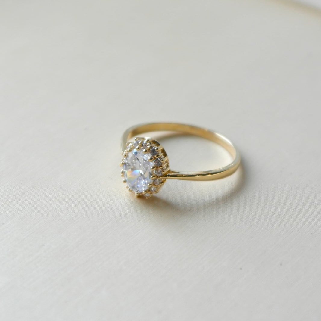 Pierścionek zaręczynowy owalny z halo