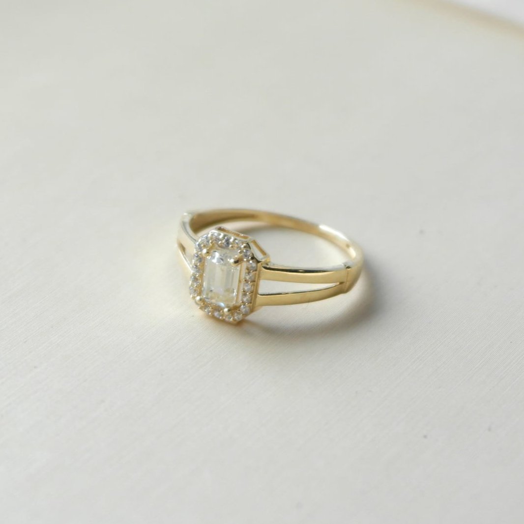 Pierścionek zaręczynowy emerald-cut z halo i rozdzieloną szyną