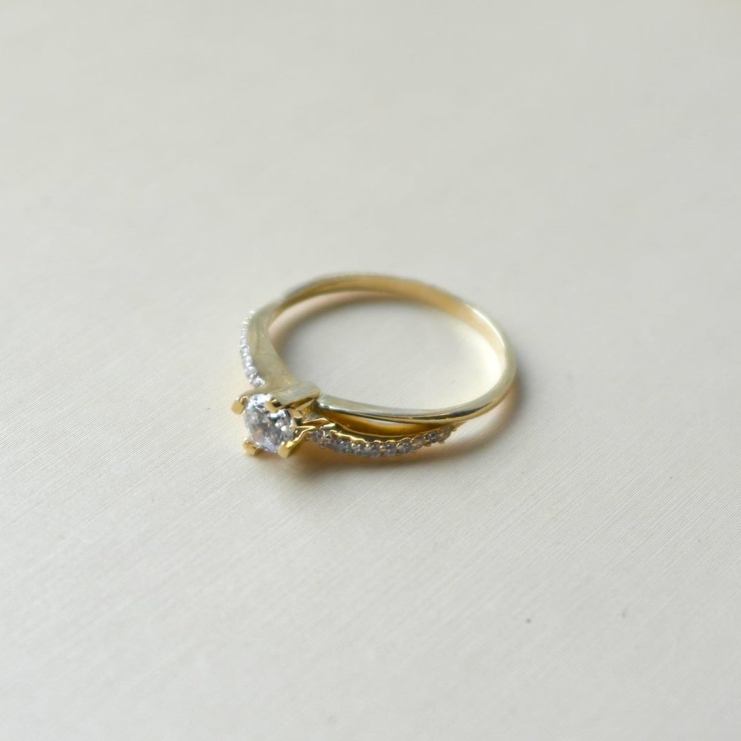 Pierścionek zaręczynowy z cyrkoniami na szynie