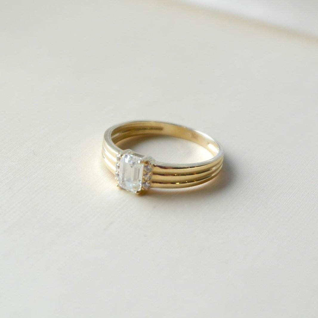 Pierścionek zaręczynowy emerald-cut żłobkowany