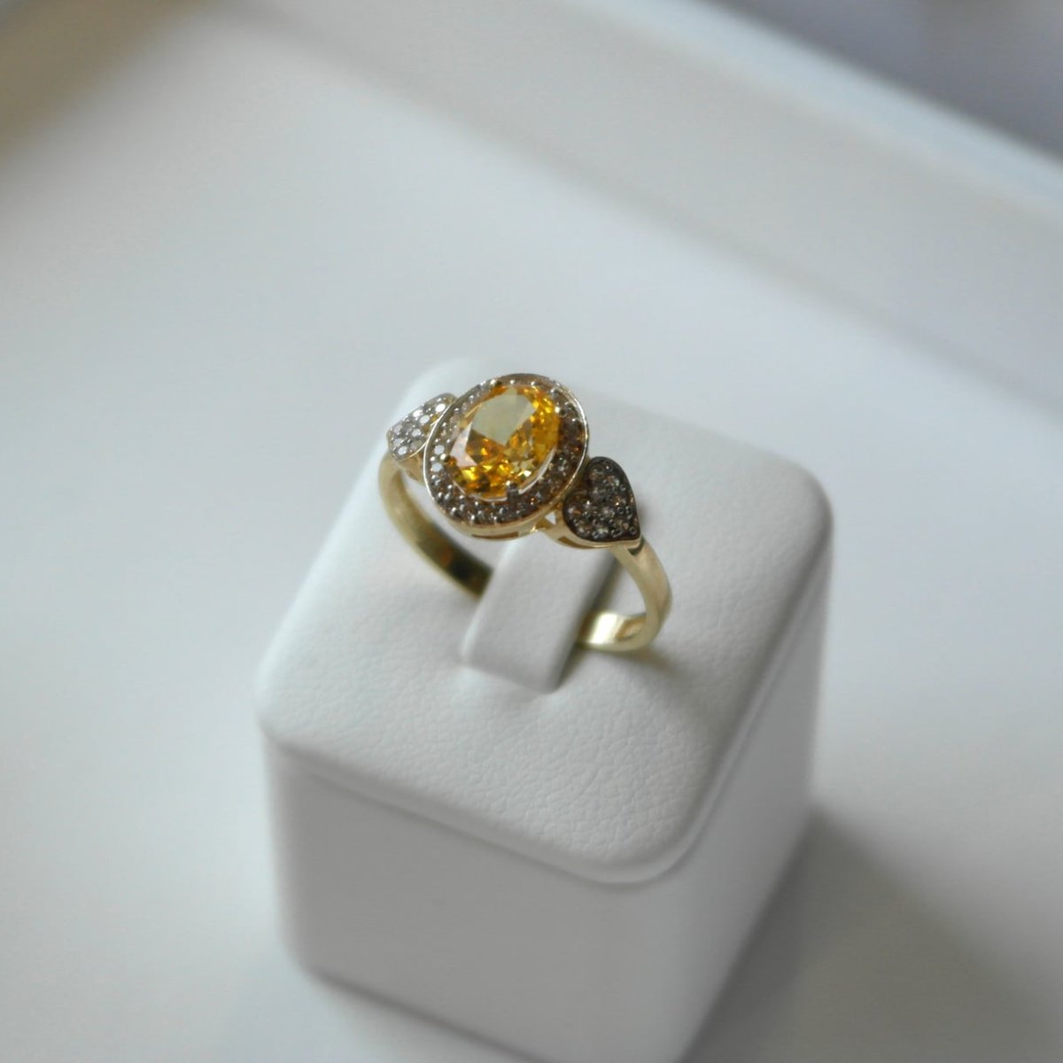 Pomarańczowe oczko z sercami