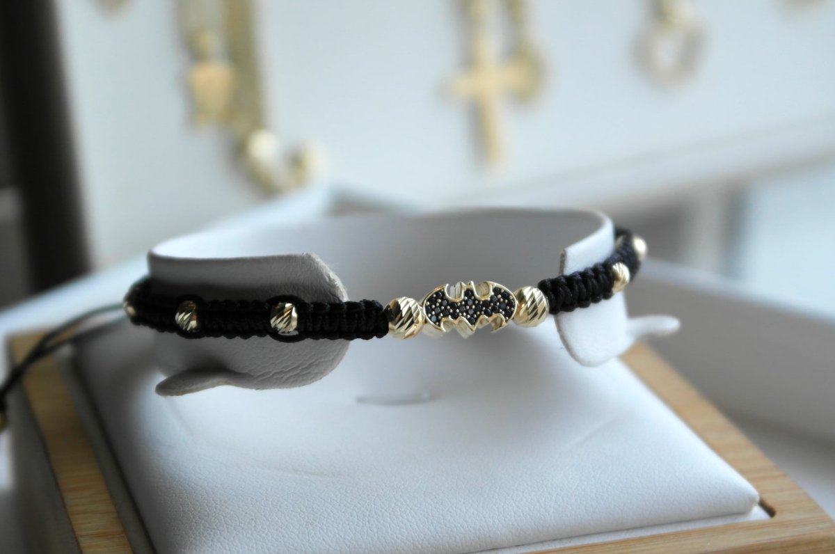 Bransoletka sznurkowa z motywem nietoperza