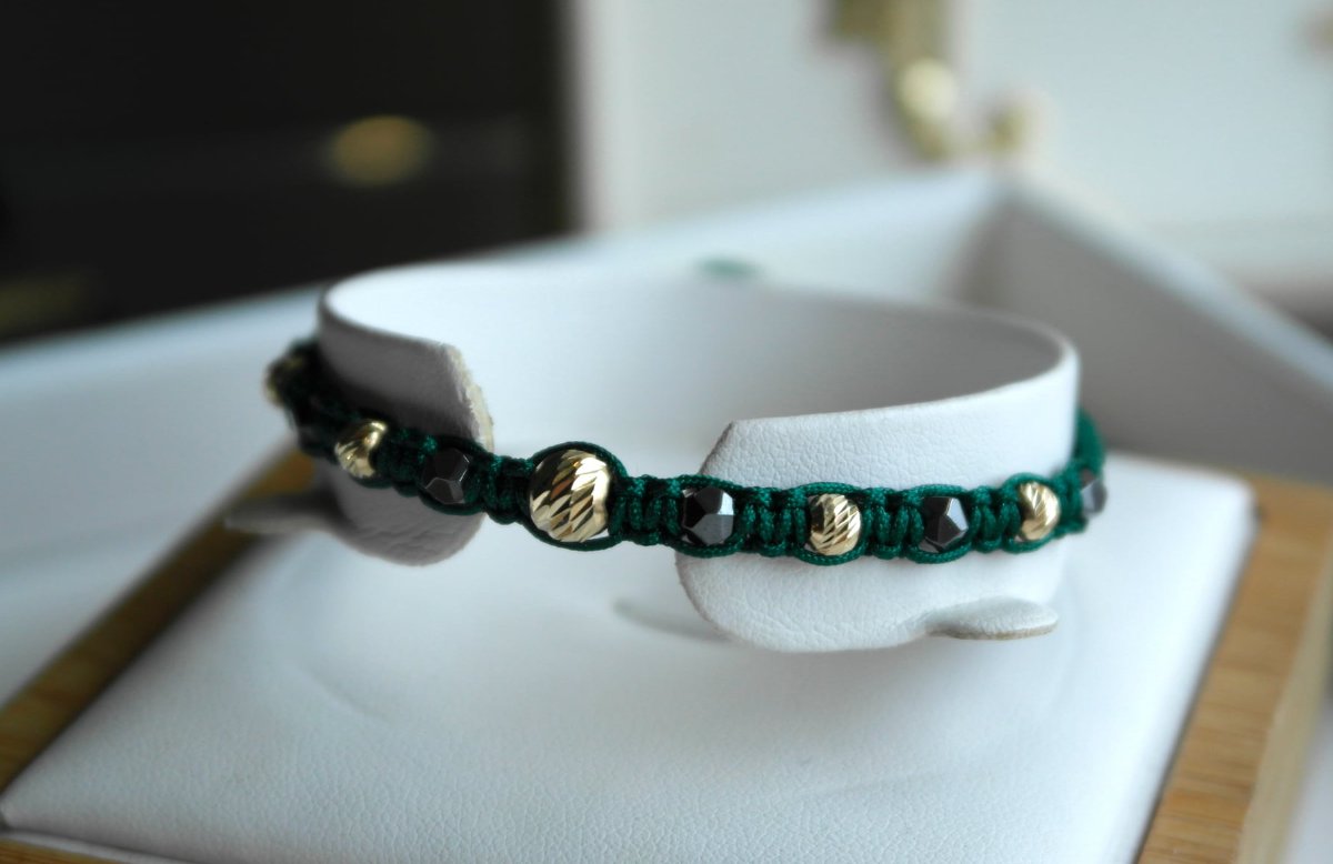 Zielona bransoletka z koralikami i złotymi akcentami