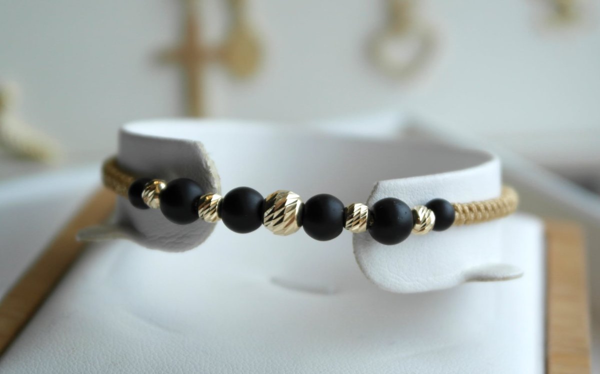 Bransoletka z czarnych koralików i złota