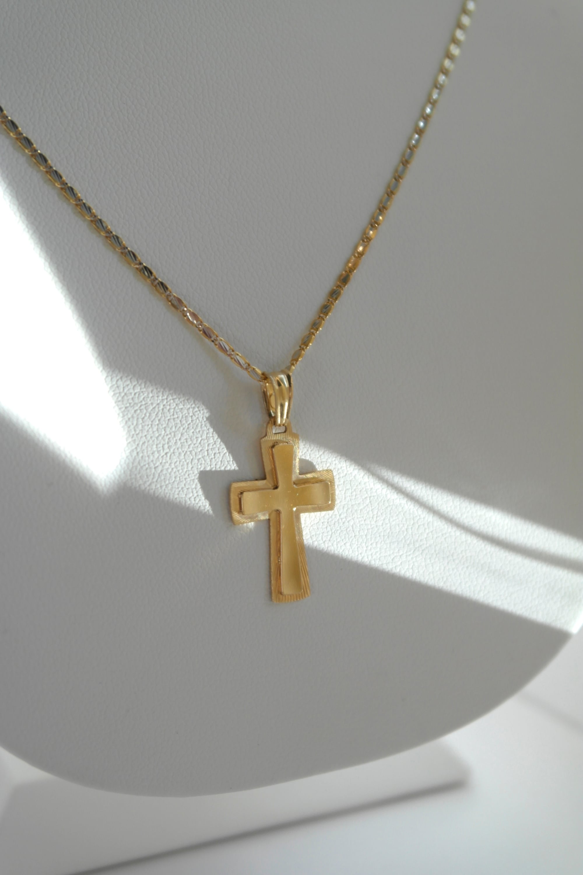 Klasyczny złoty krzyżyk