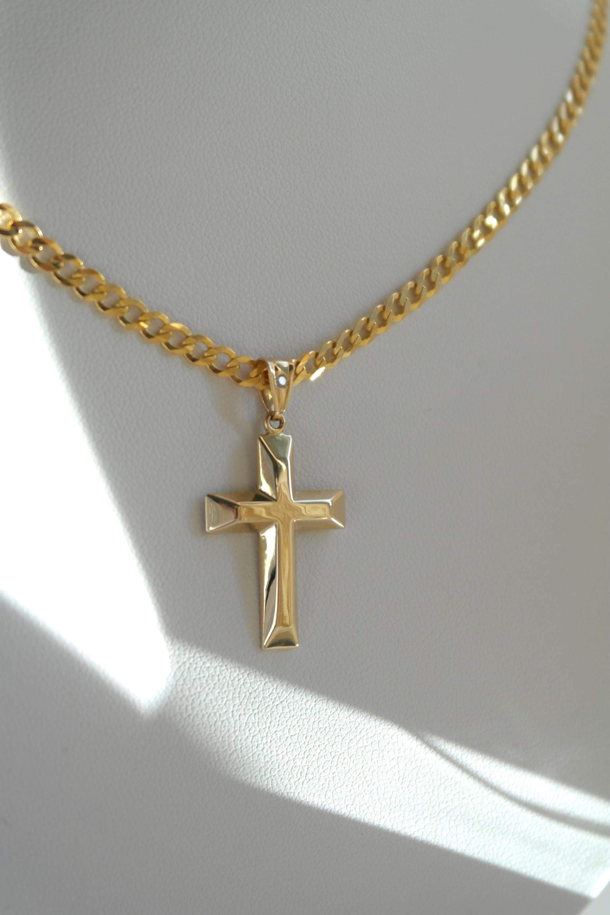 Nowoczesny złoty krzyżyk