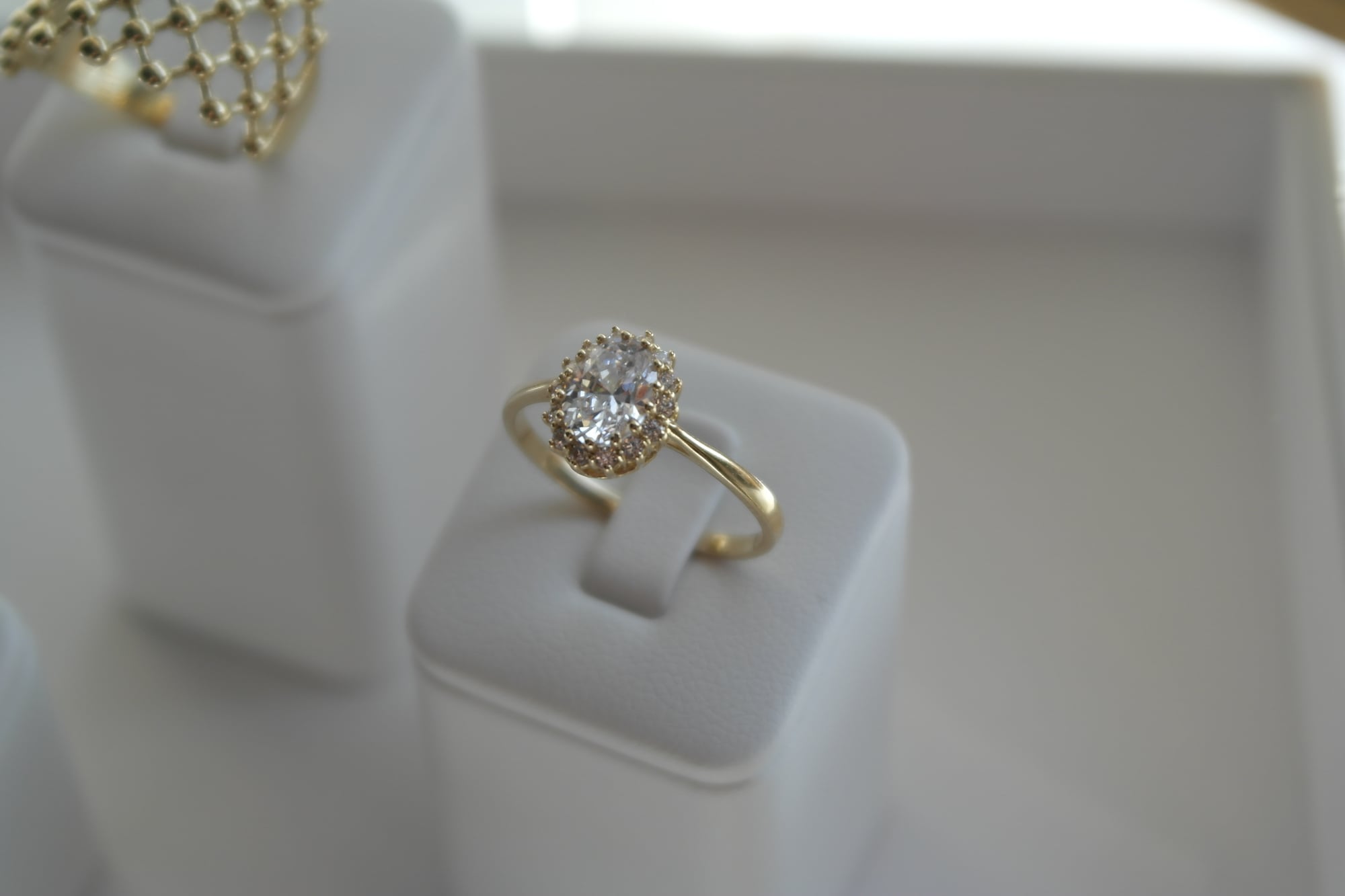 Pierścionek z Dużym kamieniem i drobnym Halo