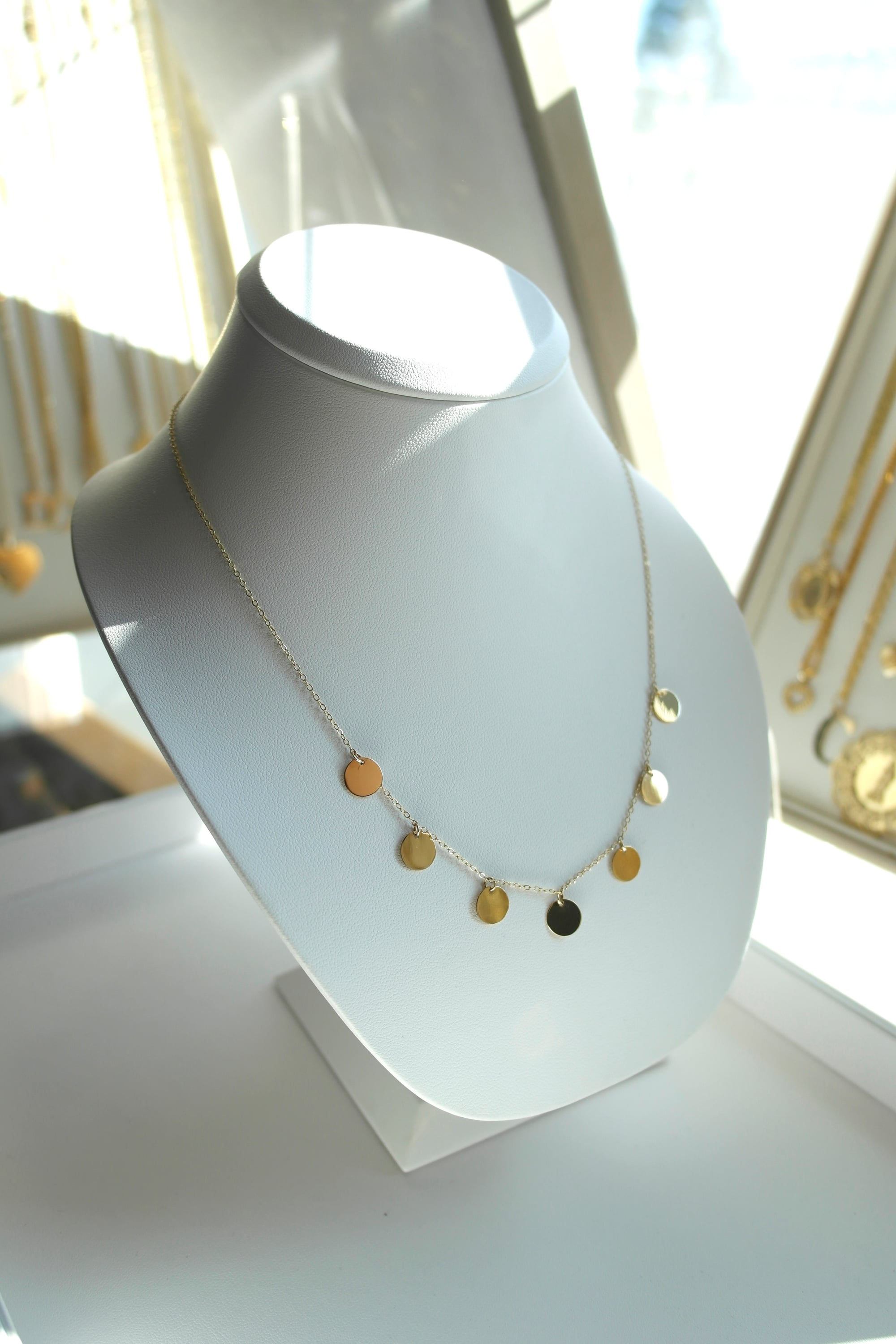 Złoty naszyjnik z okrągłymi blaszkami