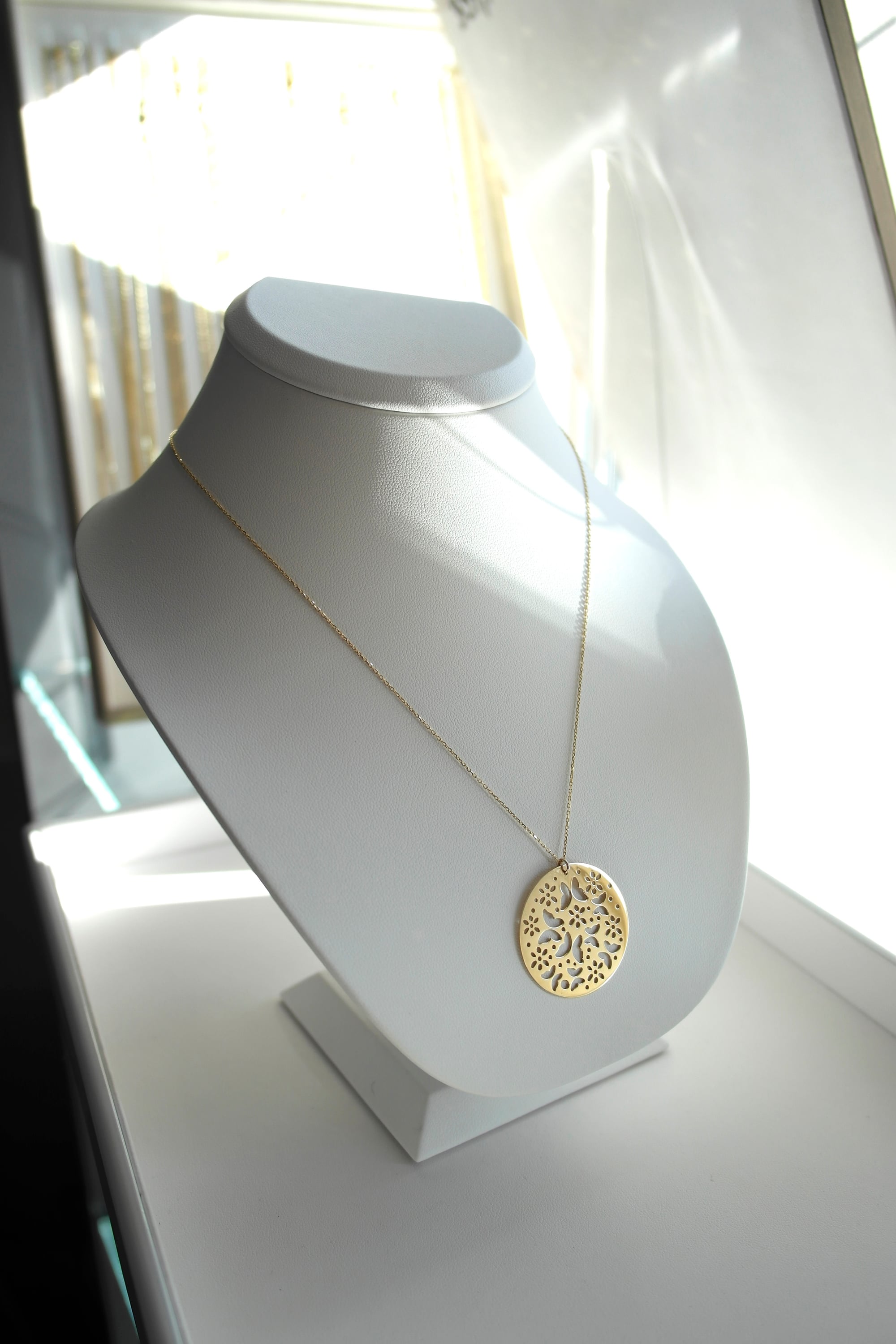 Naszyjnik z ażurową okrągłą zawieszką