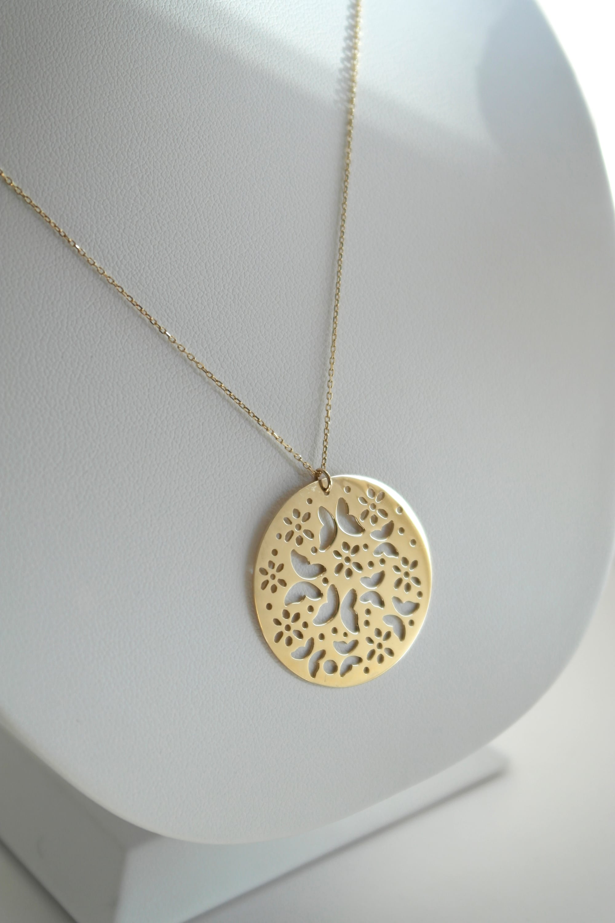 Naszyjnik z ażurową okrągłą zawieszką