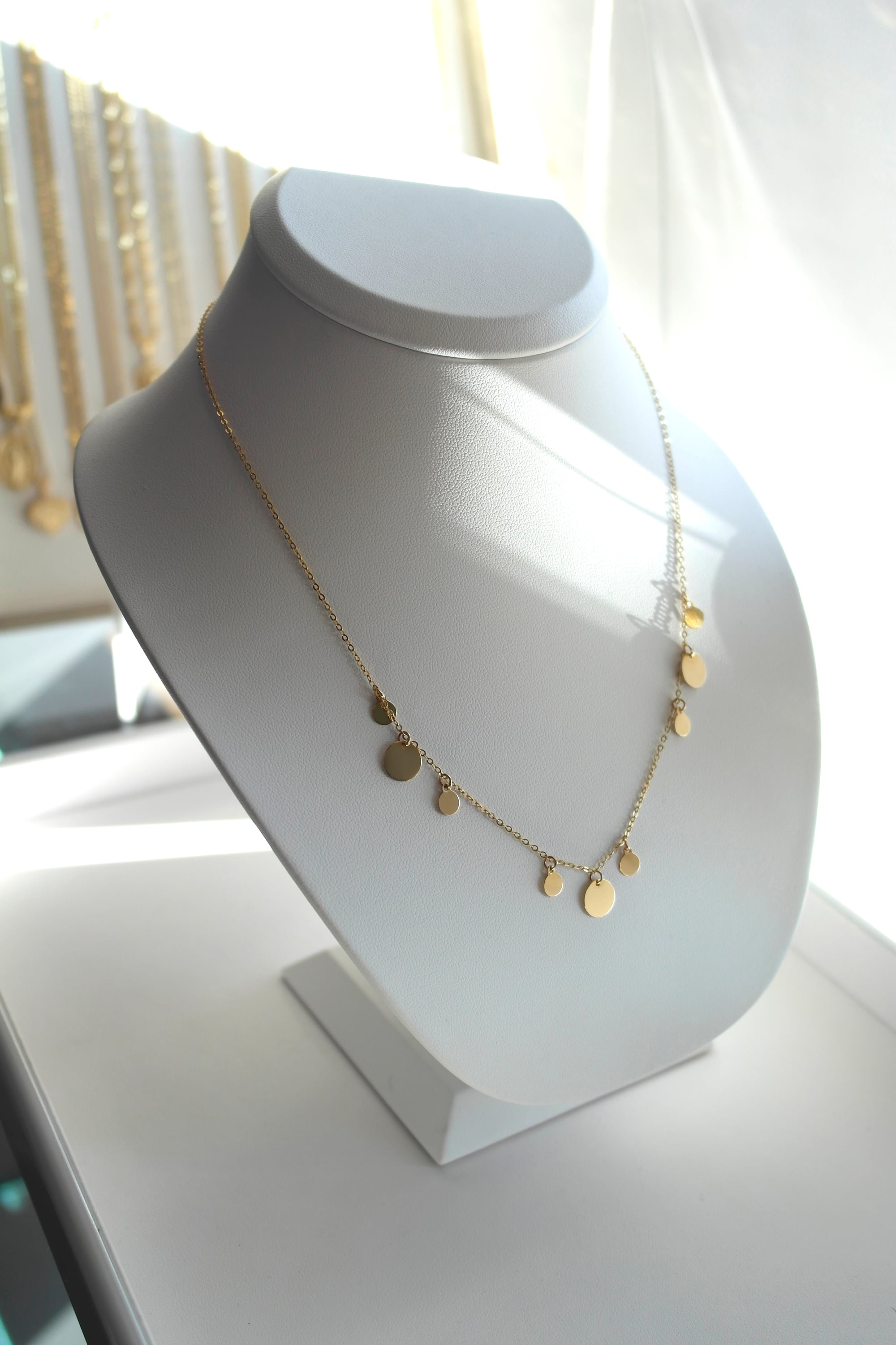 Naszyjnik z drobnymi złotymi kółkami