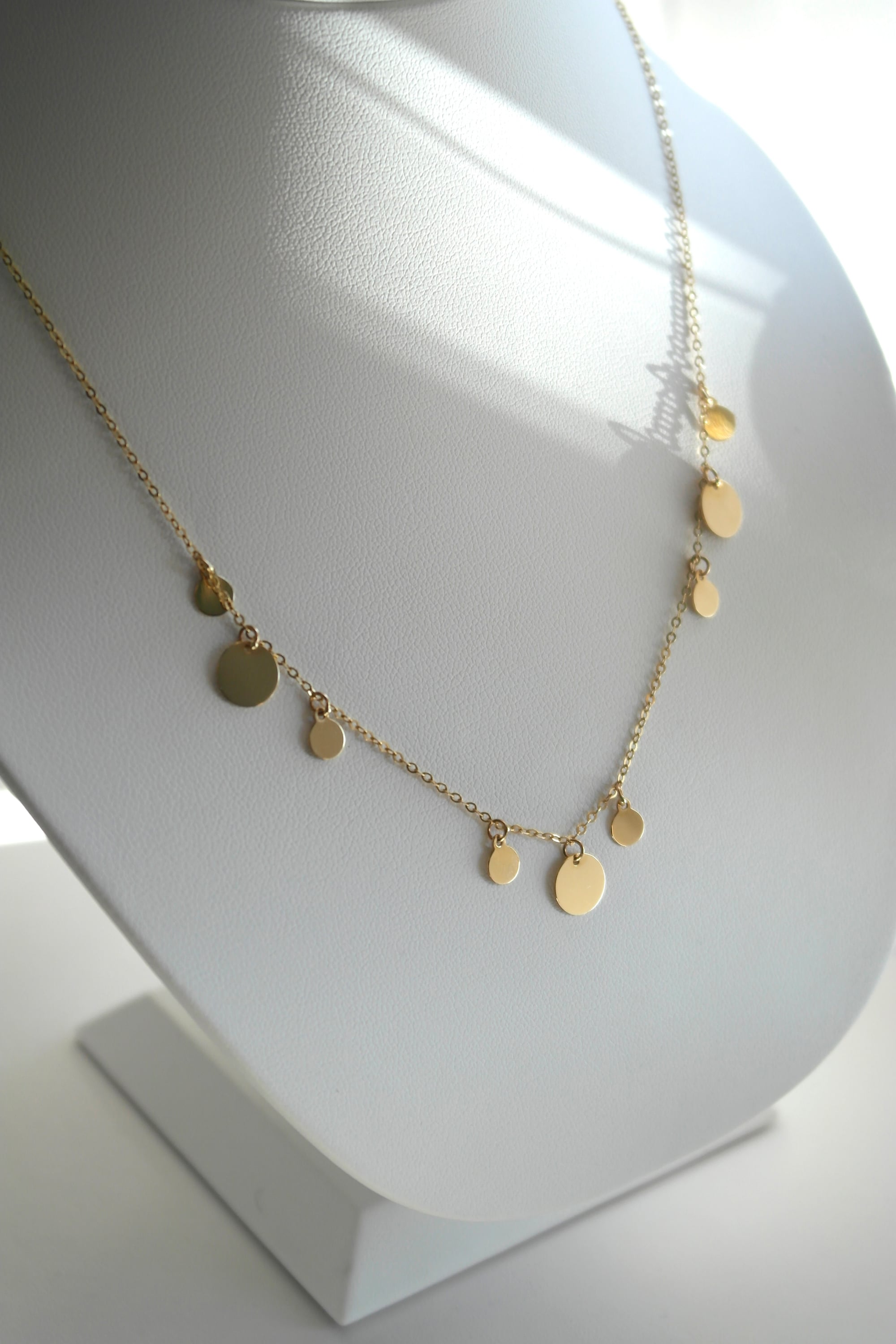 Naszyjnik z drobnymi złotymi kółkami